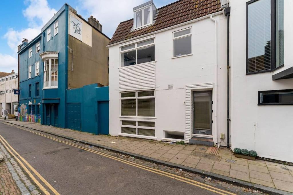 3 Storey Next To Pier