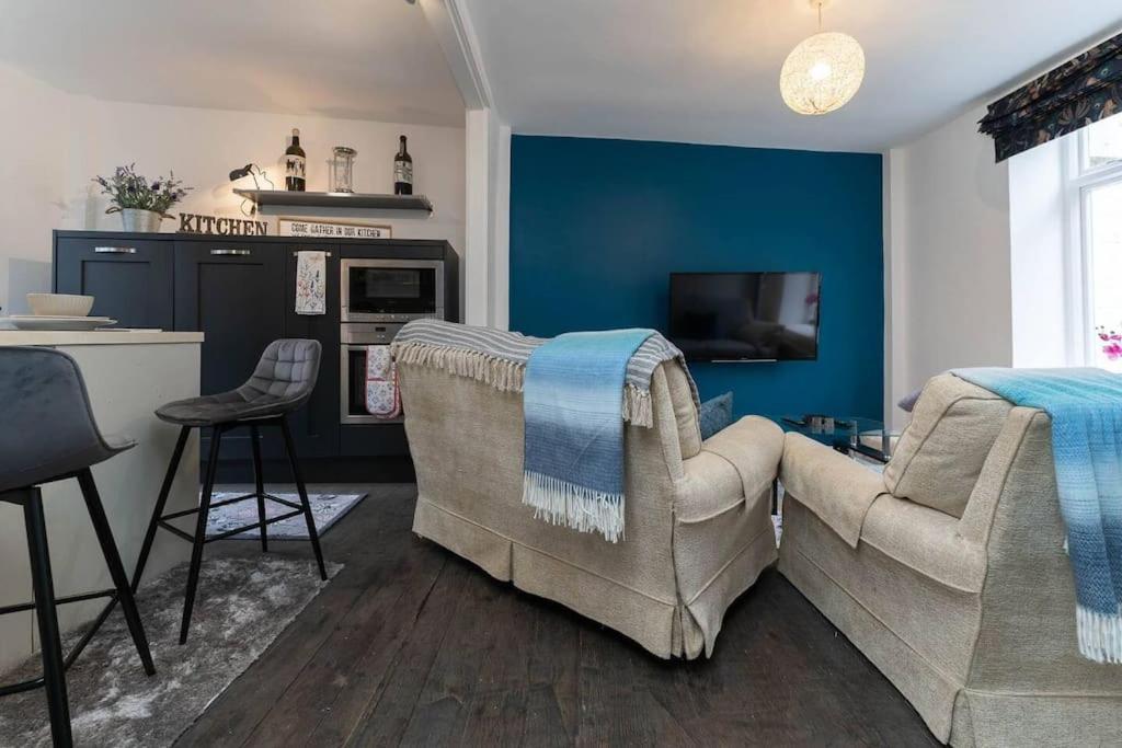 Apartment 3 Storey Next To Pier *